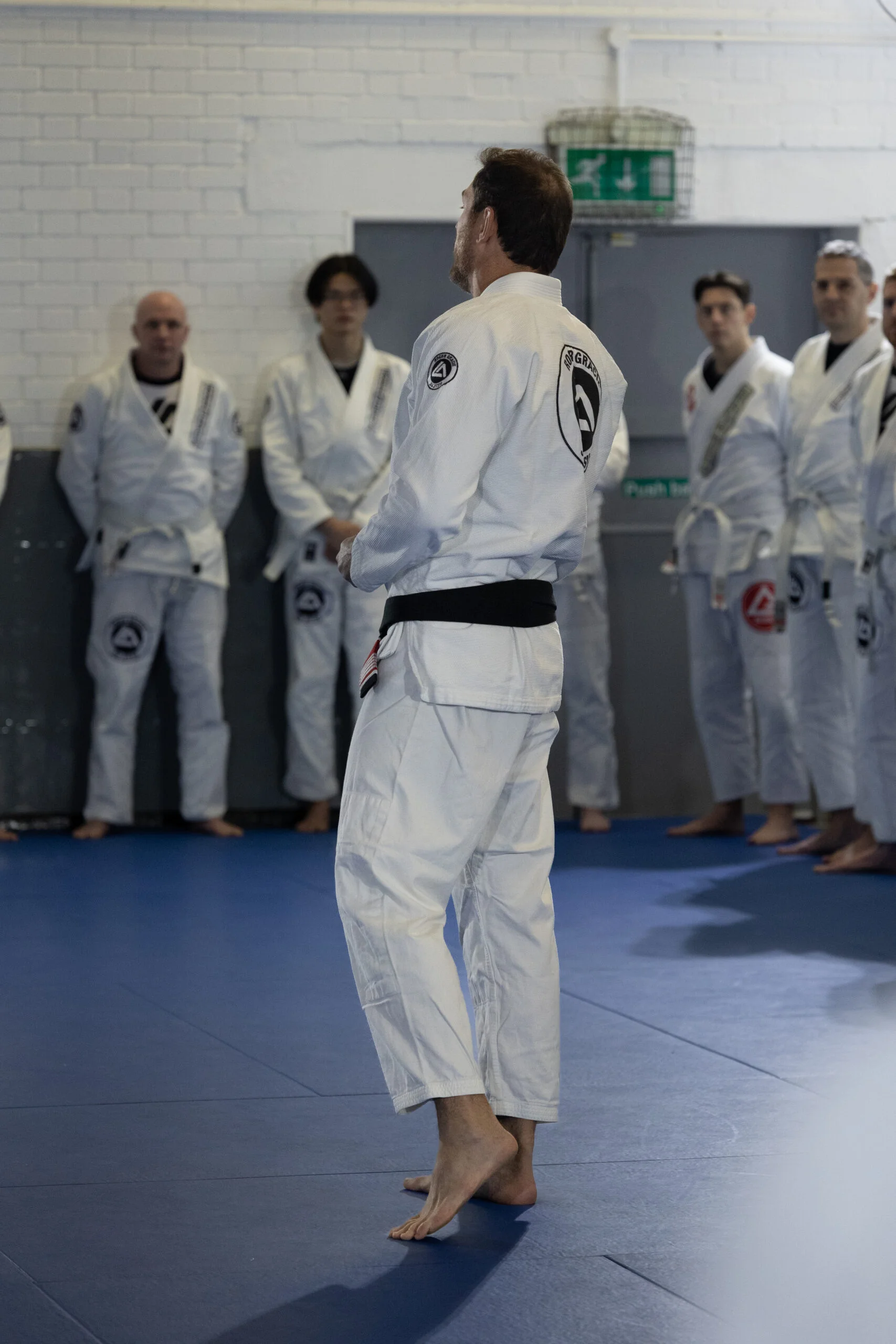Roger Gracie talking to the class on the centre of the mats.